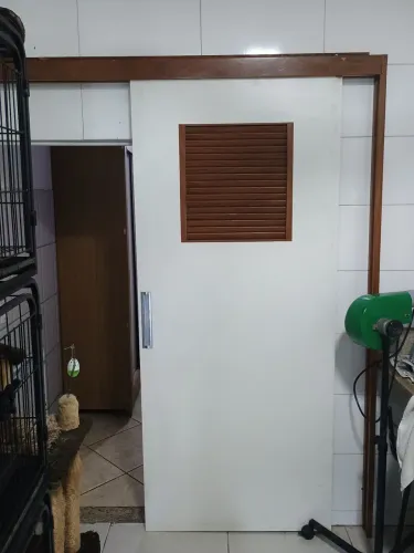 Vendo porta de correr de madeira pura.. marco dela também é de madeira pura..