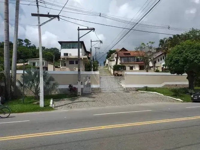 Ótima casa 3 quartos, suíte, com piscina em cond. Ótimo local. Cód: 0496