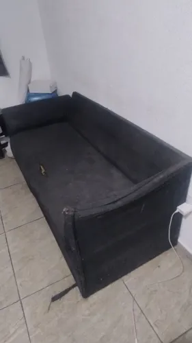 Sofá preto ,com algumas avarias e precisando lavar 