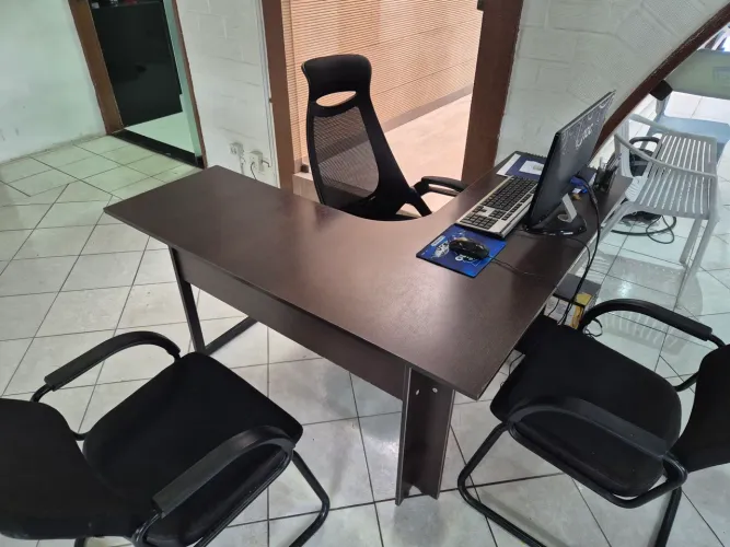 Mesa em L de madeira para escritório