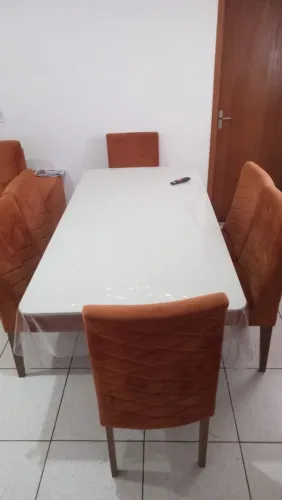 Mesa de 6 cadeiras com sofá retrátil 