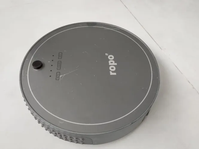 Robô aspirador ropo Glass 2 varre, aspira e passa pano