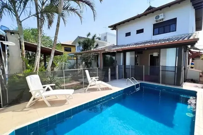 Casa com piscina e 5 quartos em condomínio fechado - Bairro Campeche, em Florianópolis/SC.