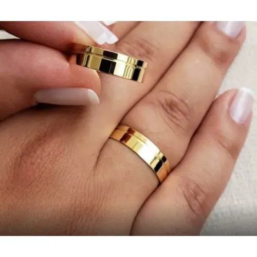 Alianças Ouro 18 kilates Noivado Casamento Ouro 18 Kilates Com Risco Lateral Anatômica Mod