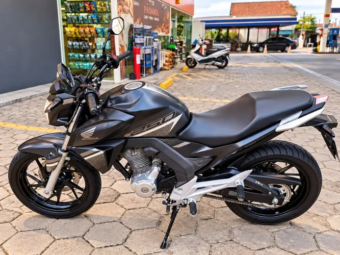 HONDA CB 250 2022 