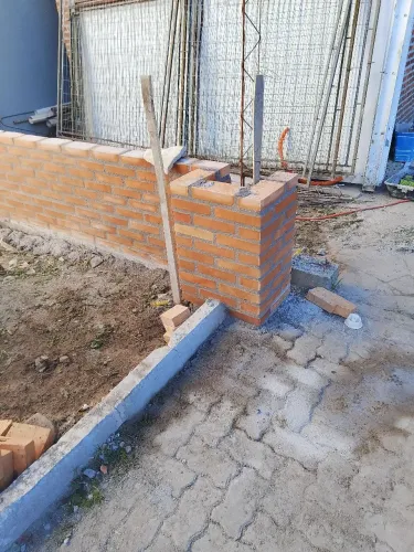Faço serviço pedreiro carpinteiro 