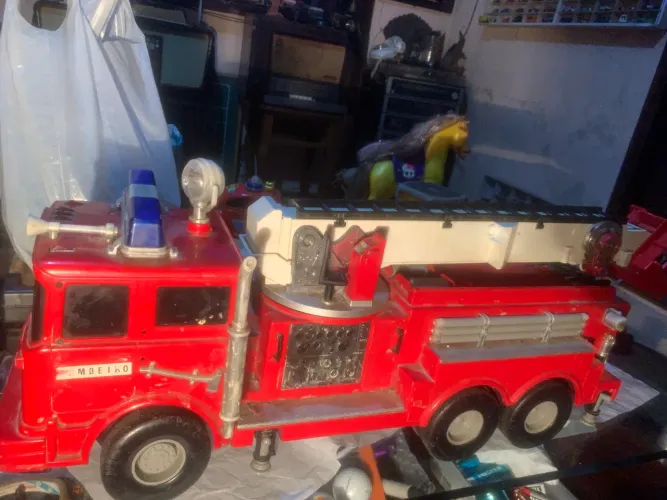 brinquedo é um caminhão de bombeiro antigo 57cm