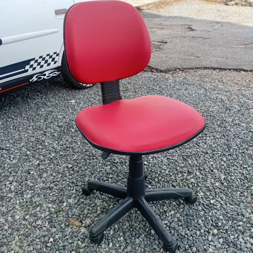 Cadeiras uma com roda u otra nao