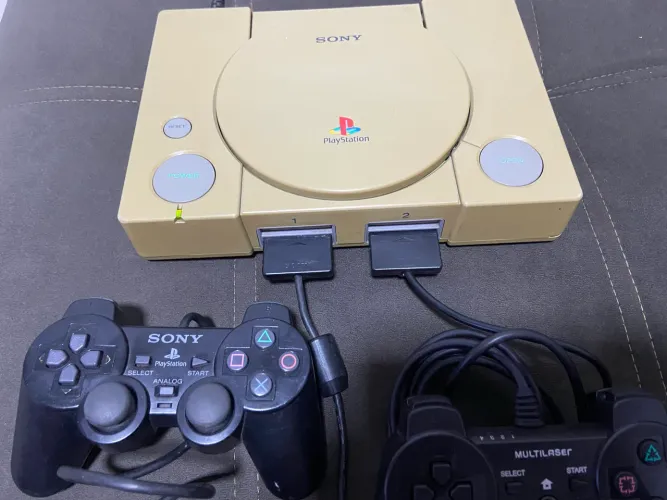 Vídeo game console PlayStation 1 um liga e gira cd DEFEITO