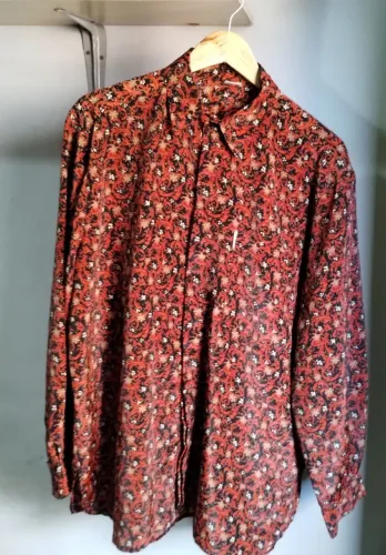 Vendo uma camisa de seda tamanho G é duas polo G