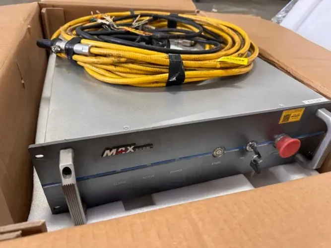 Fonte Laser Max 1000W com a fibra quebrada.