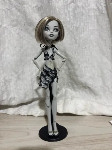 Boneca Monster High Frankie Skull Shores