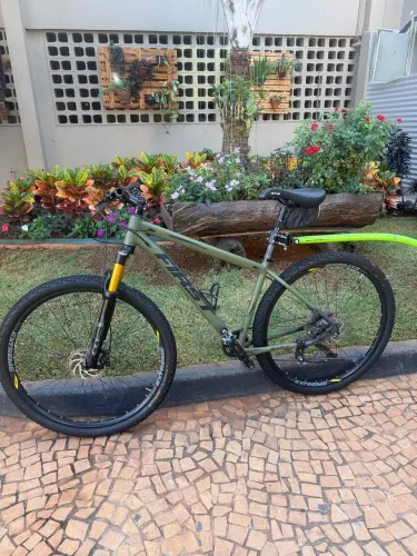 First Smitt Pro Air 2024 - Verde Militar | Shimano Deore 12v | Upgrades de Elite