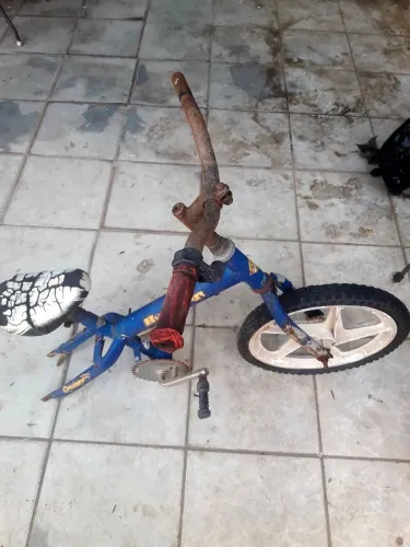 Quadro de Bicicleta Infantil - para restaurar. Contém central, guidão e calha. 