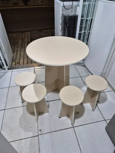 Mesa com 4 banquetas novas