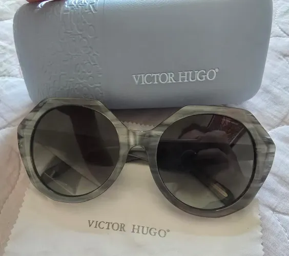 Óculos de sol Victor Hugo Cinza