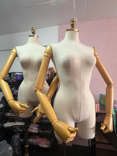 Manequim Feminino de Loja com Braços Articulados Excelente Estado