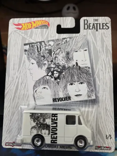 Hot Wheels Premium 1/64 Exclusivo Banda Beatles - Revólver Combat Medic
