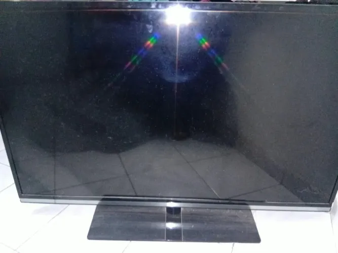 Televisão AOC com defeito