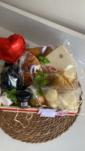 Cesta de café da manhã ou da tarde personalizada recheada de carinho a pronta entrega