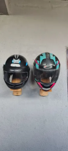 Suporte de madeira para capacete