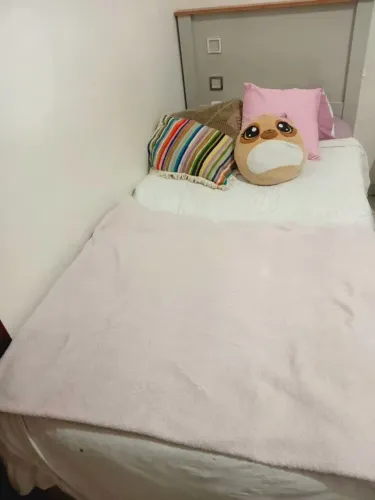 Cama de solteiro de madeira semi nova , 5 meses de uso, Motivo da venda: Quero uma maior.