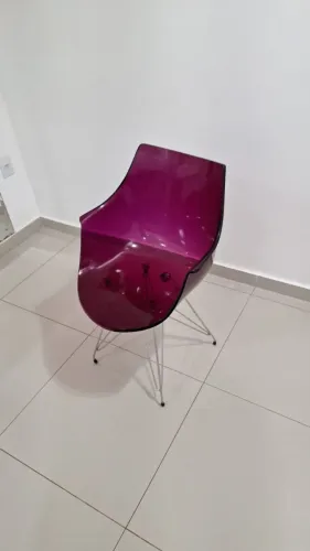 Cadeira Wave Bound Roxa de Acrílico