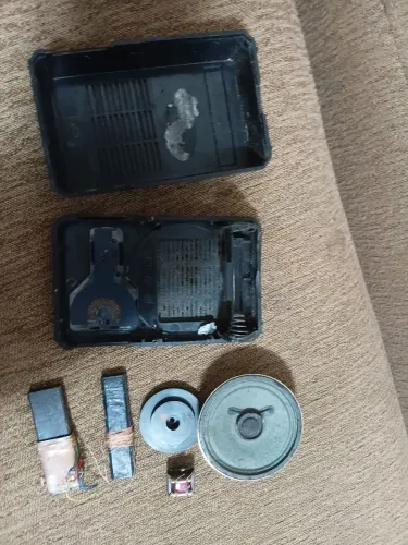 Rádio Philips 051 1978 segue somente a carcaça com essas peças