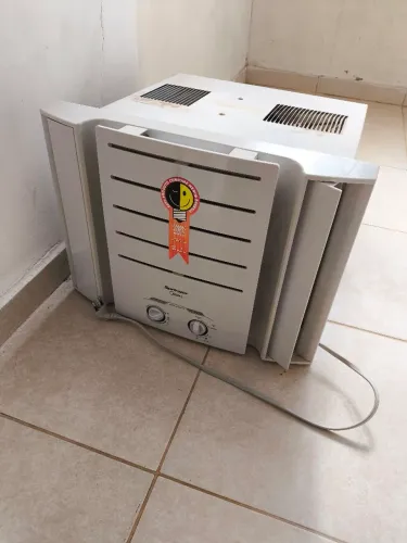 Ar condicionado de janela - 110v - pouquíssimo uso