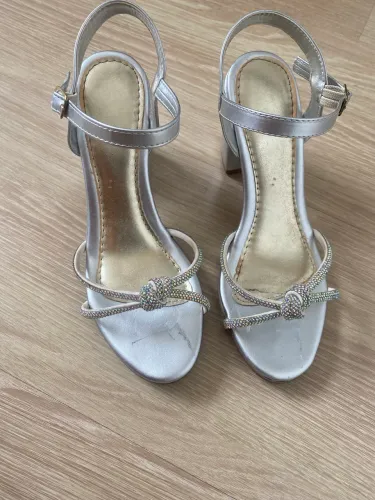 Vendo sandália prateada de strass 