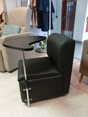 Vendo uma cadeira de manicure está perfeita ela e ideal para pessoas grandes e mas forti