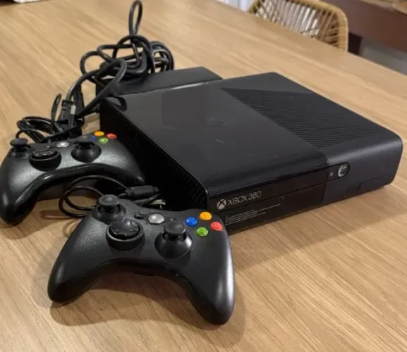 Xbox 360 RGH + HD 320GB com Jogos + 2 Controles Sem Fio + Fonte