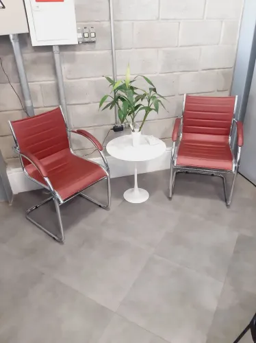 02 Poltronas fixas bordô
