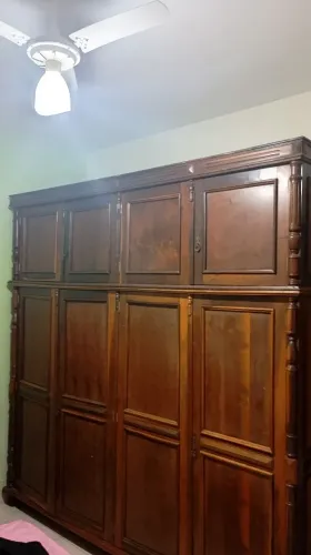 Guarda roupa de madeira