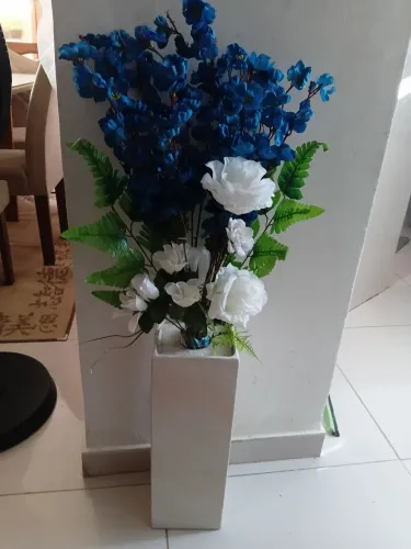 Vaso de cerejeira e rosas