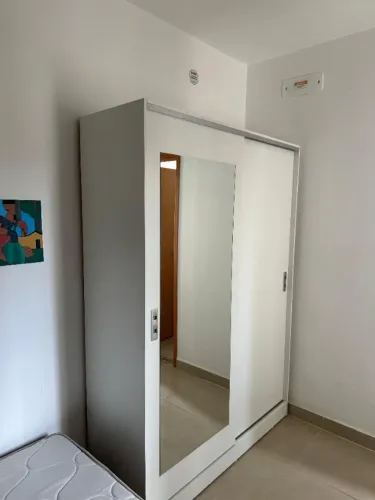 Roupeiro 2 portas com espelho branco em mdf