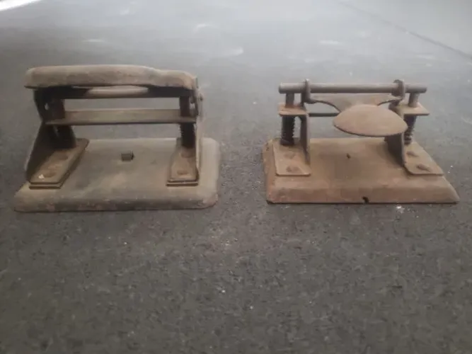 Furadores de Papel Antigos (2 un.) - Ferro Pesado Vintage / Escritório Retrô