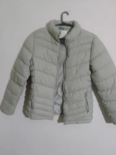 Jaqueta puffer feminina tamanho P sem uso com pequeno descosturado no punho do lado intern