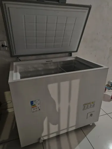 Vendo frizeer novo apenas com 4 meses de uso gelando perfeitamente.