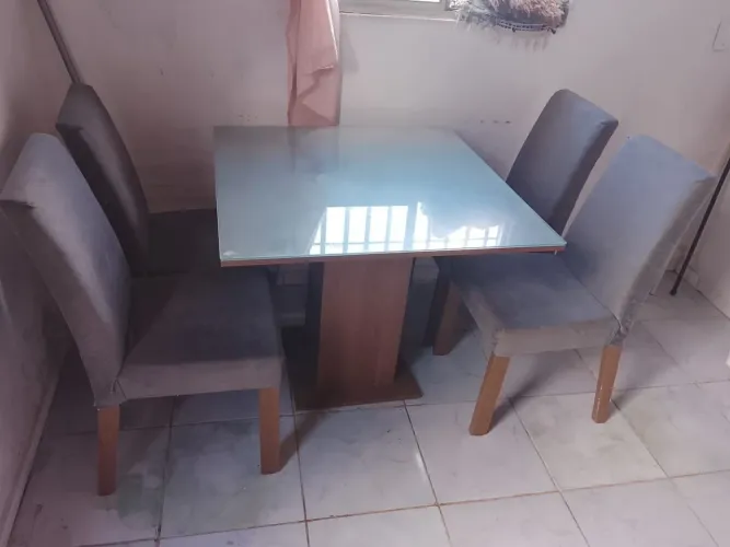 Vendo mesa com cadeiras