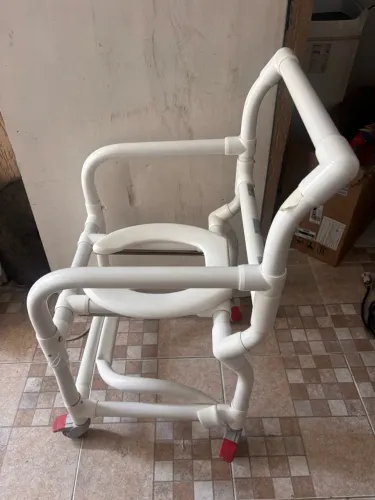 Cadeira de Banho e Higiênica em PVC com Rodízios - Suporta até 95 kg