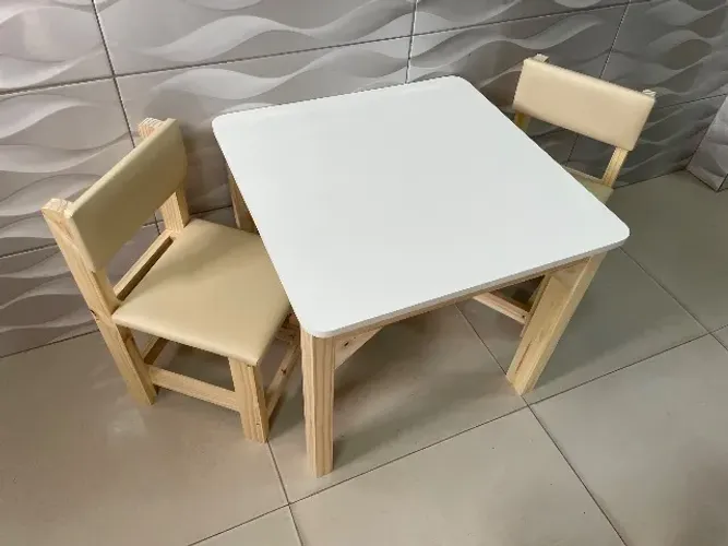 Mesa infantil, com cadeiras estofadas cor bege