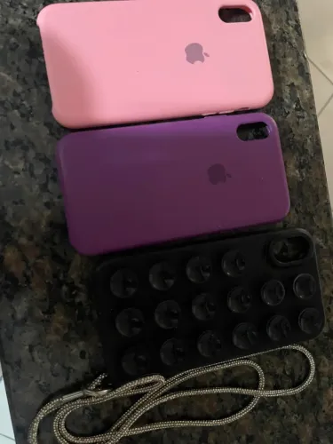 iPhone XR com 3 capas inclusas.