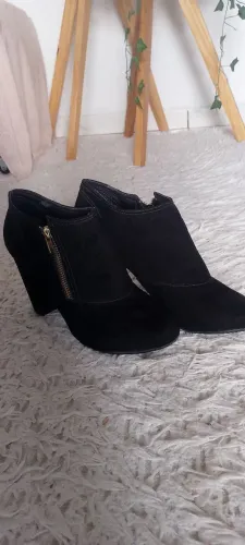Vendo bota de camurça n 37 semi nova . Valor 80 reais