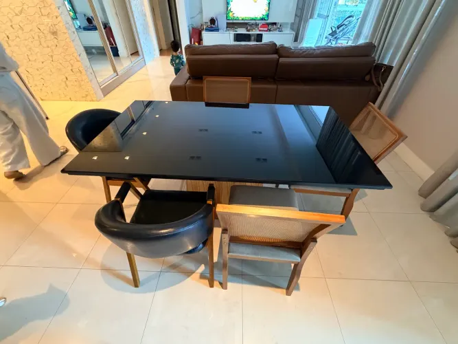 Conjunto mesa e cadeiras