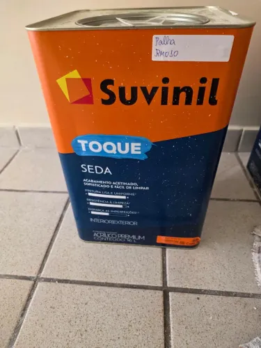 Tinta manipulada Suvinil Toque de Seda cor Palha. Cor linda e muito elegante.