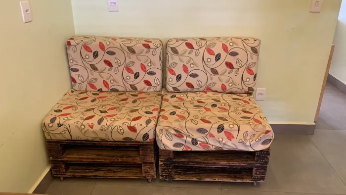 Sofá de Palete com Rodinhas e Almofadas Completas (2 Módulos)