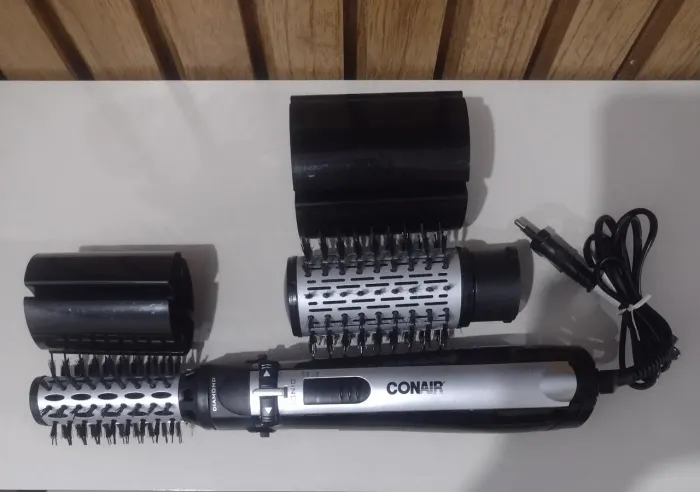 ESCOVA GIRATÓRIA CONAIR, usada apenas duas vezes.