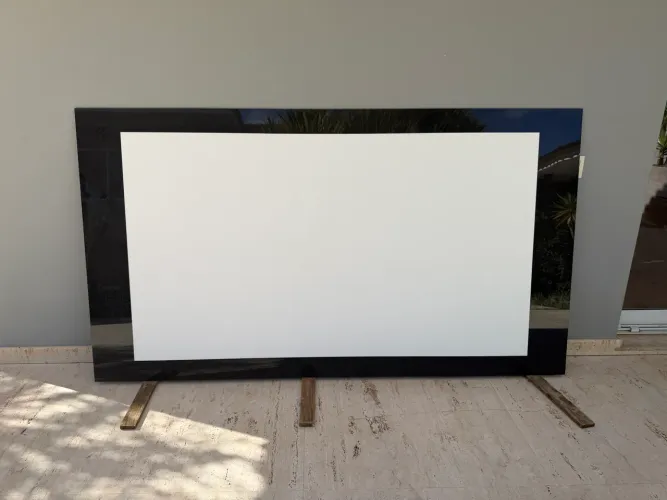 Painel em vidro para projetor medindo 1,42 x 2,55 m