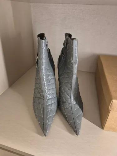 Bota cinza marca Werner